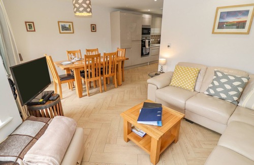 Bourton Cottage | CHURCH VIEW, family friendly, with a garden in Bourton-On-The-Water