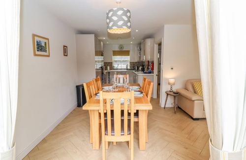 Bourton Cottage | CHURCH VIEW, family friendly, with a garden in Bourton-On-The-Water