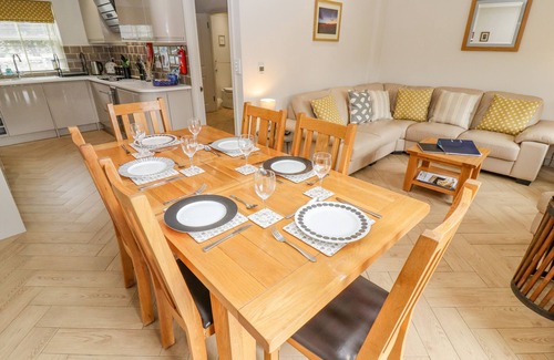 Bourton Cottage | CHURCH VIEW, family friendly, with a garden in Bourton-On-The-Water