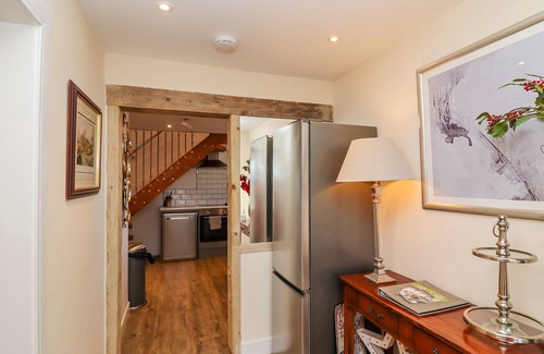 Loversall House | CHURCH VIEW COTTAGE, pet friendly, with hot tub in Doncaster