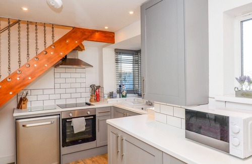 Loversall House | CHURCH VIEW COTTAGE, pet friendly, with hot tub in Doncaster