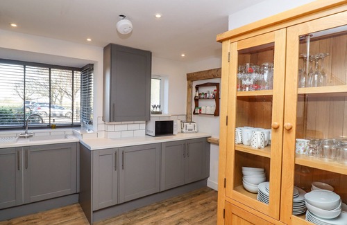 Loversall House | CHURCH VIEW COTTAGE, pet friendly, with hot tub in Doncaster