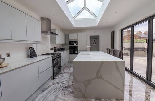 Scarborough House | CHURCH VIEW, family friendly, luxury holiday cottage in Scarborough