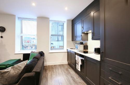 Brighton City Centre Apartment | CHURCHILL SQUARE VIEWS - Modern Studio