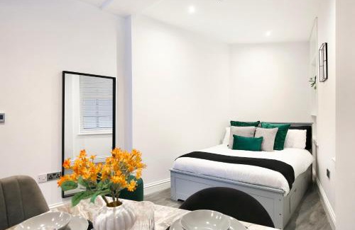 Brighton City Centre Apartment | CHURCHILL SQUARE VIEWS - Modern Studio