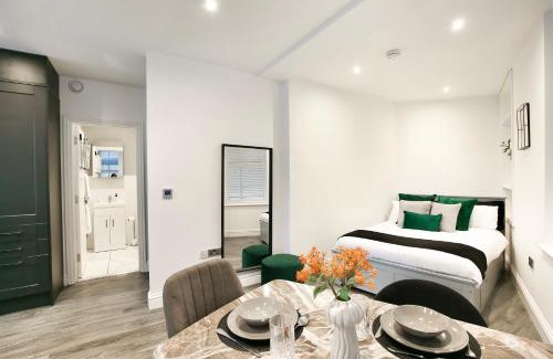 Brighton City Centre Apartment | CHURCHILL SQUARE VIEWS - Modern Studio