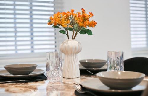 Brighton City Centre Apartment | CHURCHILL SQUARE VIEWS - Modern Studio