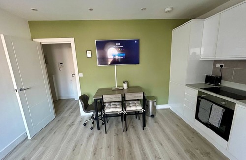 Runnymede Apartment | Churchward 5, 1 bed apartment close to London