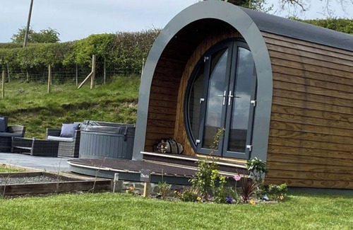 Erwood Cabin | Chwefru Timber Frame Pod with Private Hot tub