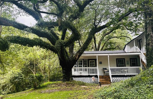 Laurel Cottage | Cici's Guest House Top rated stay in Laurel