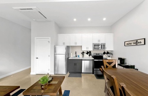 Downtown Cincinnati Apartment | Cincy City Views | Bengals | Reds | OTR| Duke|King Bed| Free Parking