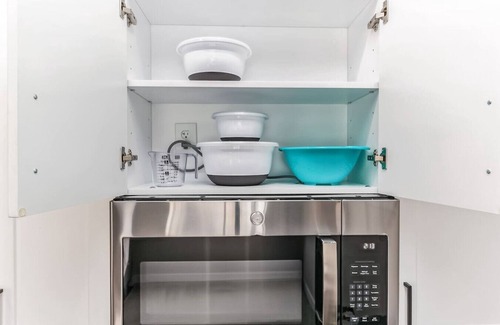 Downtown Cincinnati Apartment | Cincy City Views | Bengals | Reds | OTR| Duke|King Bed| Free Parking