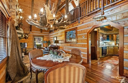 Eureka Springs Cabin | Cinnamon Valley - The Elk Lodge