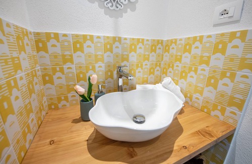 Moneglia Apartment | CINQUE TERRE APARTMENT PVT BATH & KITCHNETTE aMoneglia| 2min walk to the beach