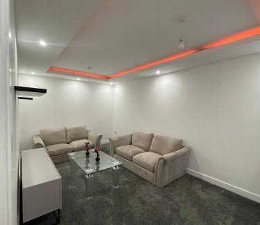 Tunstall House | Citrine Suite - Sleeps 8 with Parking