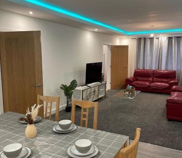 Tunstall House | Citrine Suite - Sleeps 8 with Parking