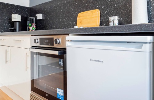 Southampton City Centre Apartment | City Centre 3-Bed Apartment – Sleeps up to 8 guests, with parking included. Walking distance to the Mayflower Theatre, shops, and transport. Ideal for families, groups, or business stays.