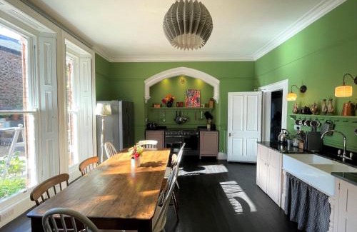 York House | City Centre Luxury Holiday House with Outdoor Bath and Parking