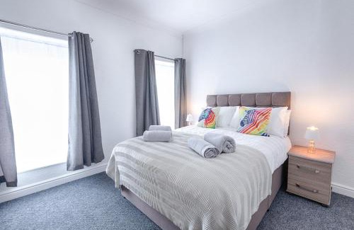 Castle Apartment | City Centre - Parking - TVs - Ideal for Work Crew