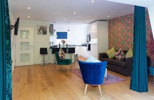Cambridge City Centre Apartment | City Centre Penthouse with Balcony 5 mins walk to Colleges and Sleeps 6