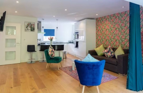 Cambridge City Centre Apartment | City Centre Penthouse with Balcony 5 mins walk to Colleges and Sleeps 6
