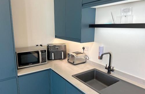 Theatreland Birmingham Apartment | City Centre - Sleeps 4 & Free Parking