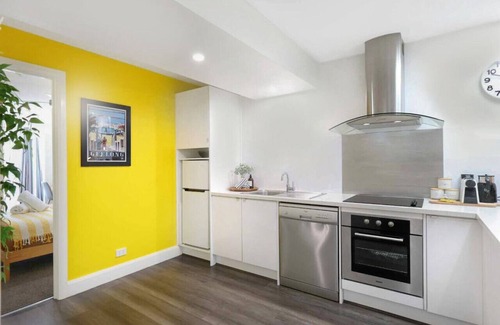 Geelong Apartment | City Centre Unit Overlooking Ryrie Street