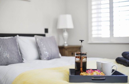 Staines Apartment | City Chic: 2-Bed Apt + Parking