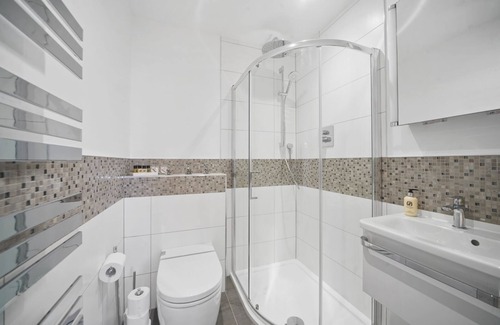 Staines Apartment | City Chic: 2-Bed Apt + Parking