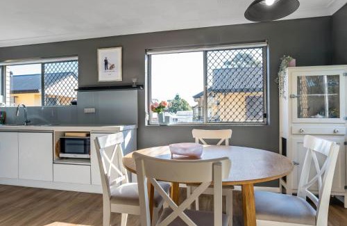 Lutwyche House | City Fringe Retreat Parkland Views Walk to Everything!