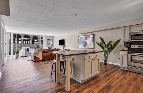 Ohio City Apartment | City Getaway, Free Parking, 24/7 Hour Gym