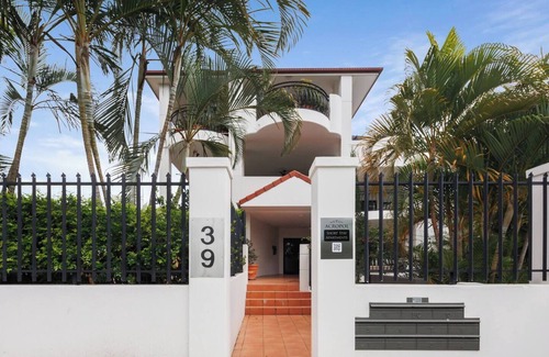 South Brisbane Apartment | City Haven, 2Bed/2Bath, Parking, Balcony
