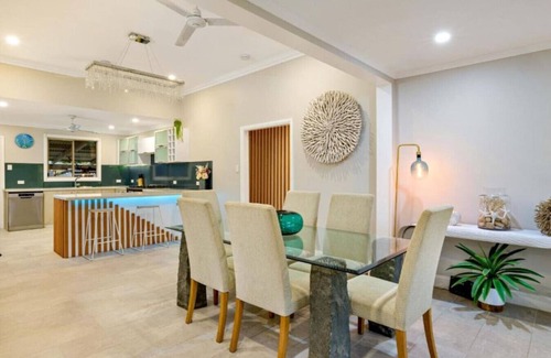 Manunda House | City Haven - A Slice of Paradise 4BR - Pool & Dog Friendly