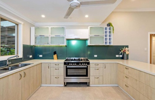 Manunda House | City Haven - A Slice of Paradise 4BR - Pool & Dog Friendly