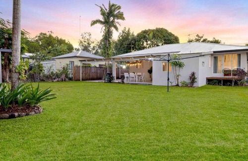 Manunda House | City Haven - A Slice of Paradise 4BR - Pool & Dog Friendly