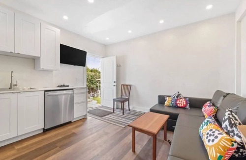 North Vancouver Apartment | City Lights - Trendy Studio Retreat