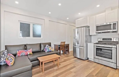 North Vancouver Apartment | City Lights - Trendy Studio Retreat