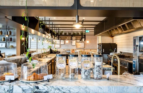 Port Melbourne Apartment | City Meets Bay I Resort Style I 4-Level I Rooftop