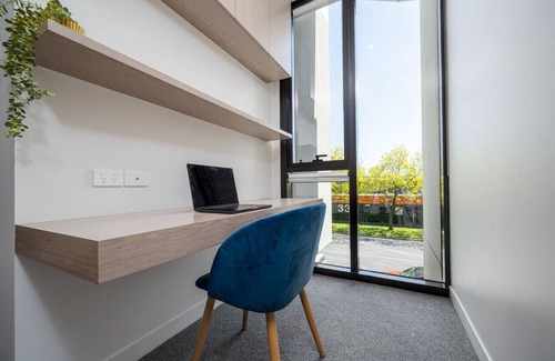Port Melbourne Apartment | City Meets Bay I Resort Style I 4-Level I Rooftop