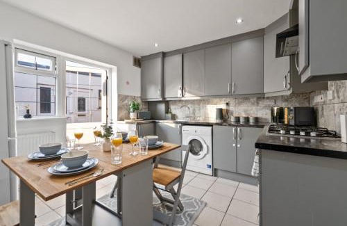 Hillingdon House | City Nest Service Accommodation HEATHROW Beautiful Spacious Home 5 min drive to Heathrow Airport Great transport links to Central London FREE PARKING!