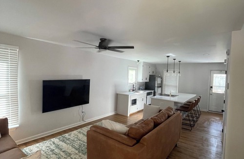 Downtown House | City of Oaks cottage in Raleigh