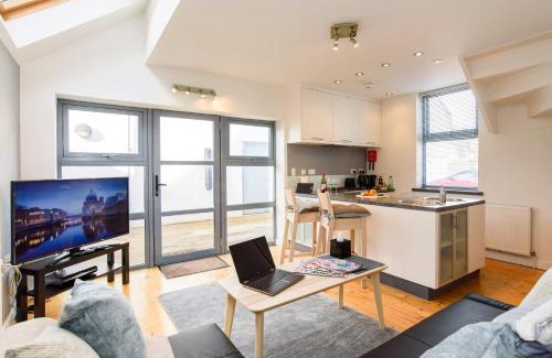 Splott House | City Retreat, 2 Bed House with Cloudstream Hot Tub