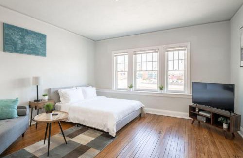 Peoria Apartment | CITY VIBES - Modern Suite in the heart of Downtown