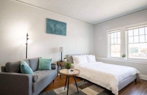 Peoria Apartment | CITY VIBES - Modern Suite in the heart of Downtown