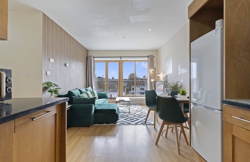 Leicester Apartment | City View Free Parking Sleep 6