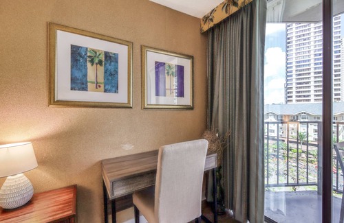 Kaka'ako Apartment | City-view studio with balcony & WiFi - mere steps from Waikiki beaches