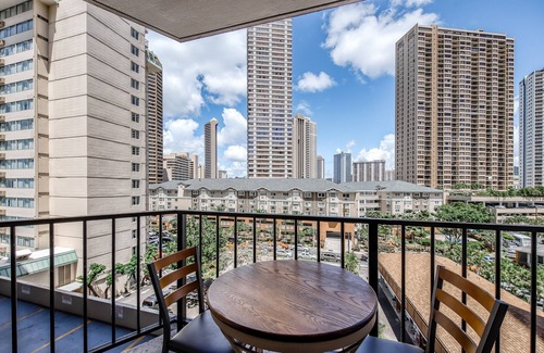 Kaka'ako Apartment | City-view studio with balcony & WiFi - mere steps from Waikiki beaches