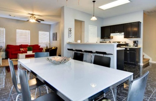 Historic Garderns House | City View! Walk 2 AlamoDome/RiverWalk. Spurs game!