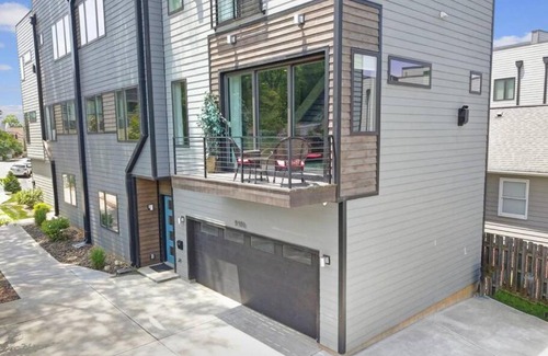 Third Ward House | City Views - Walking Distance to Panthers Stadium
