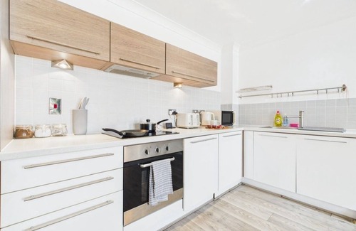 Gay Village Apartment | City Walk Terrace | Sleeps 5 | Contractors